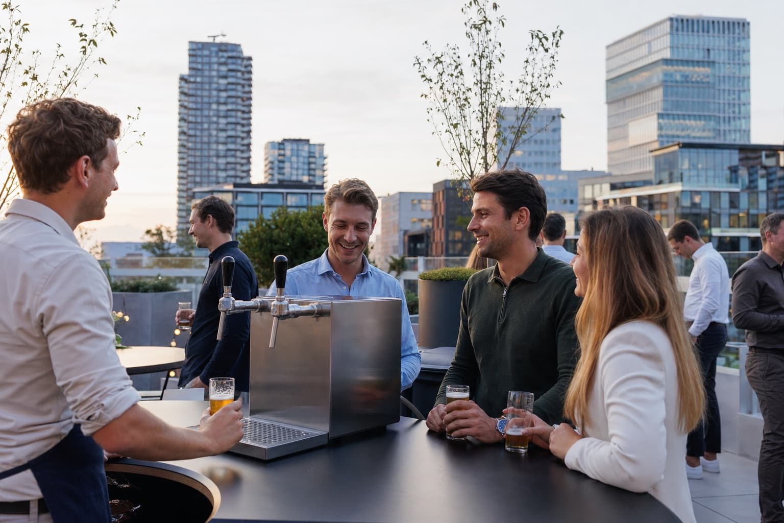 Collega's proosten met vers getapt bier op een bedrijfsborrel op een rooftop