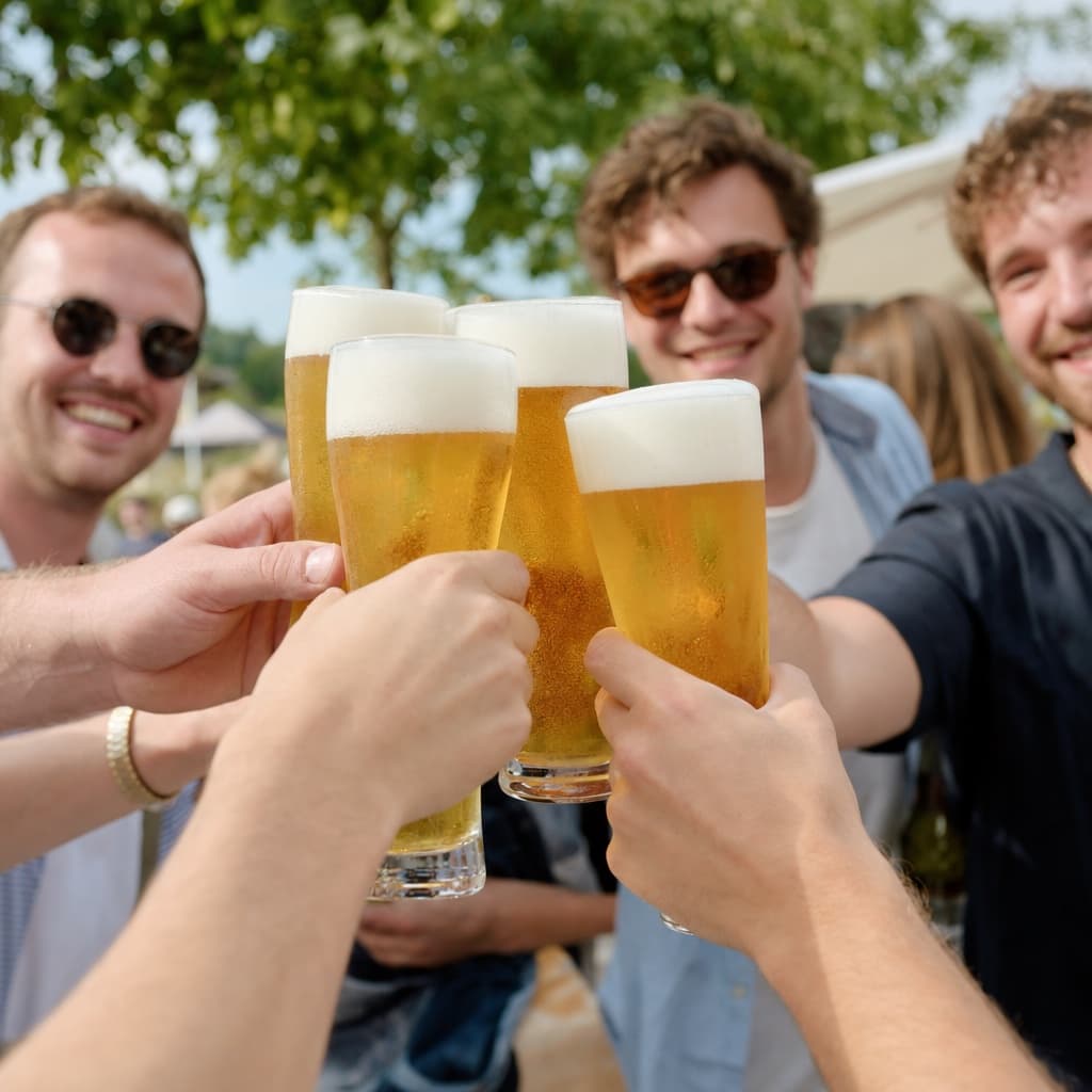 Proosten met vers getapt bier