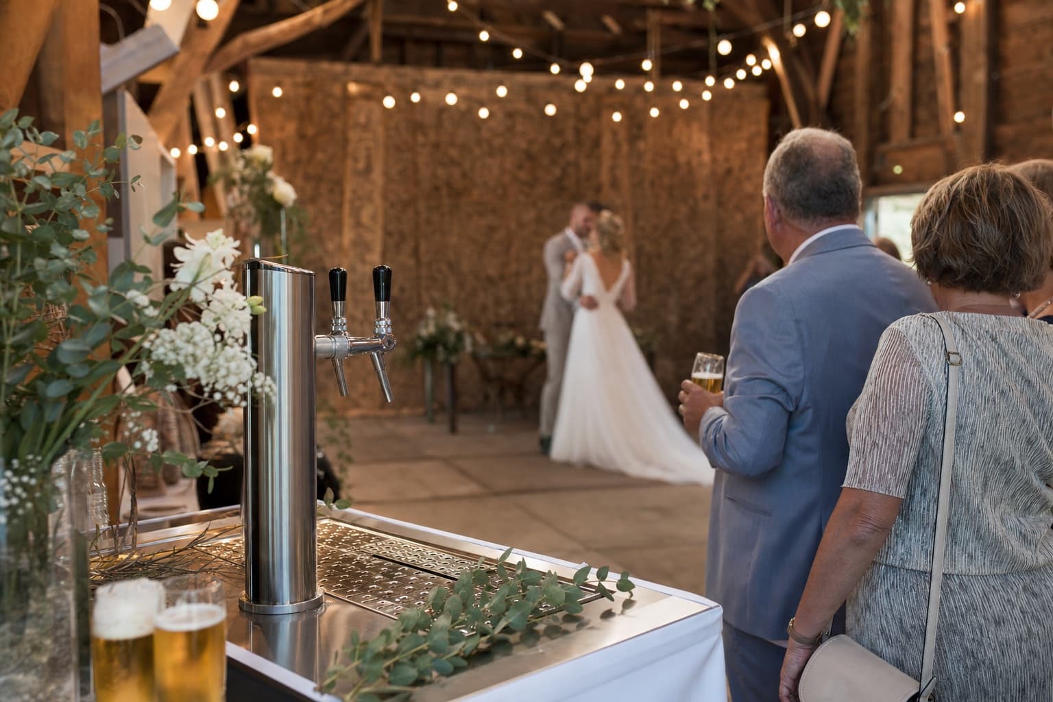 Mobiele biertap op een bruiloft in een sfeervolle schuurlocatie