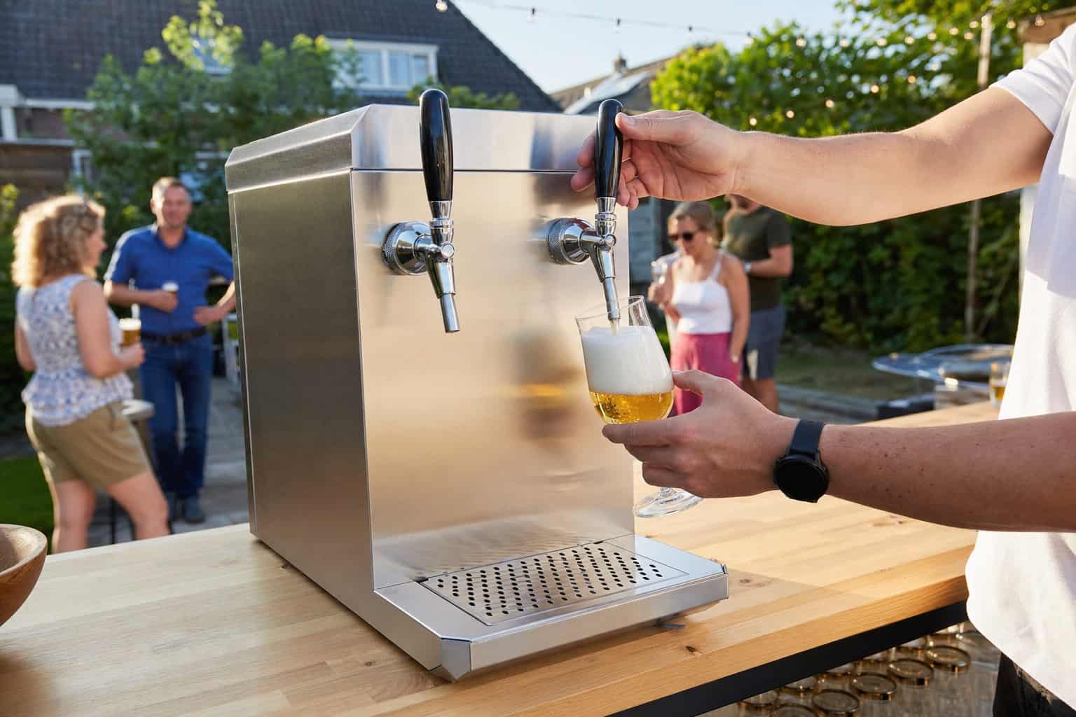 Vers getapt bier uit een mobiele biertap van Tappie op een tuinfeest